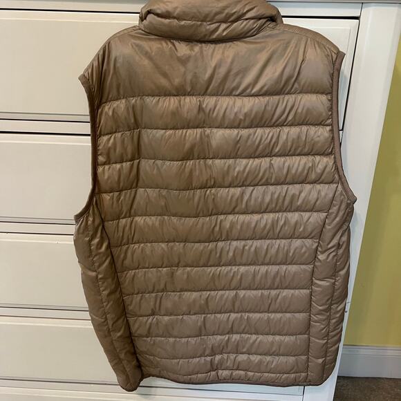 Uniqlo Ultra Light Metallic Packable Puffer Vest Womens Size Medium EUC Khaki - Picture 2 of 6